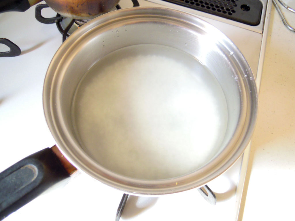 鍋に米と水を入れる