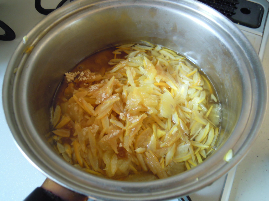 レモンマーマレード　鍋に材料を入れる