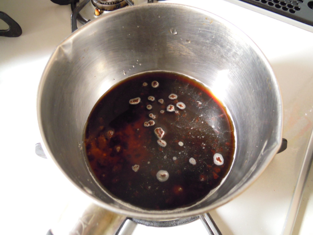 黒糖水無月　小鍋に砂糖と水を入れる