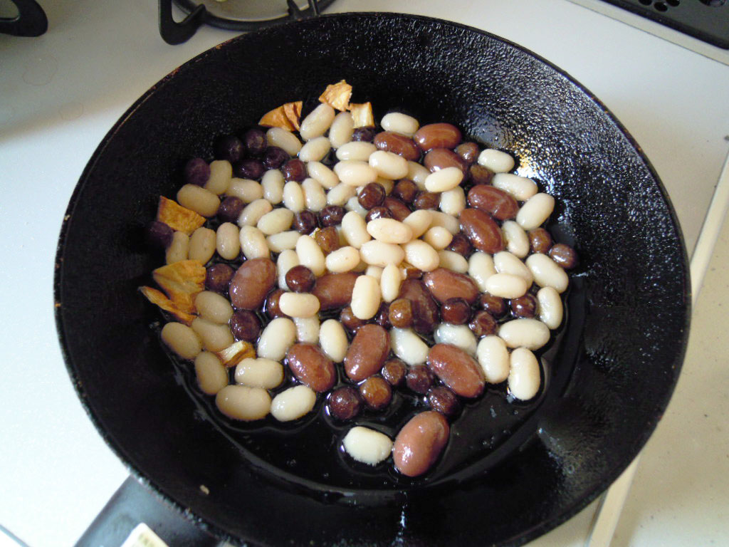 豆のにんにくオイル漬け　豆を加える