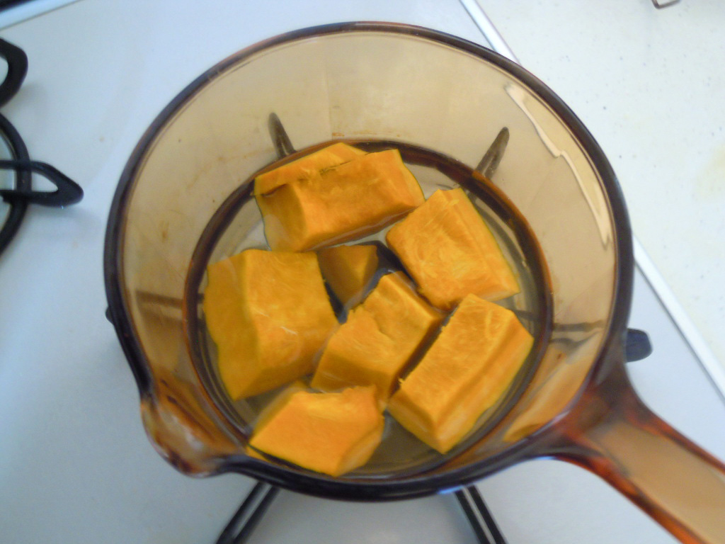 かぼちゃと水を鍋に入れる