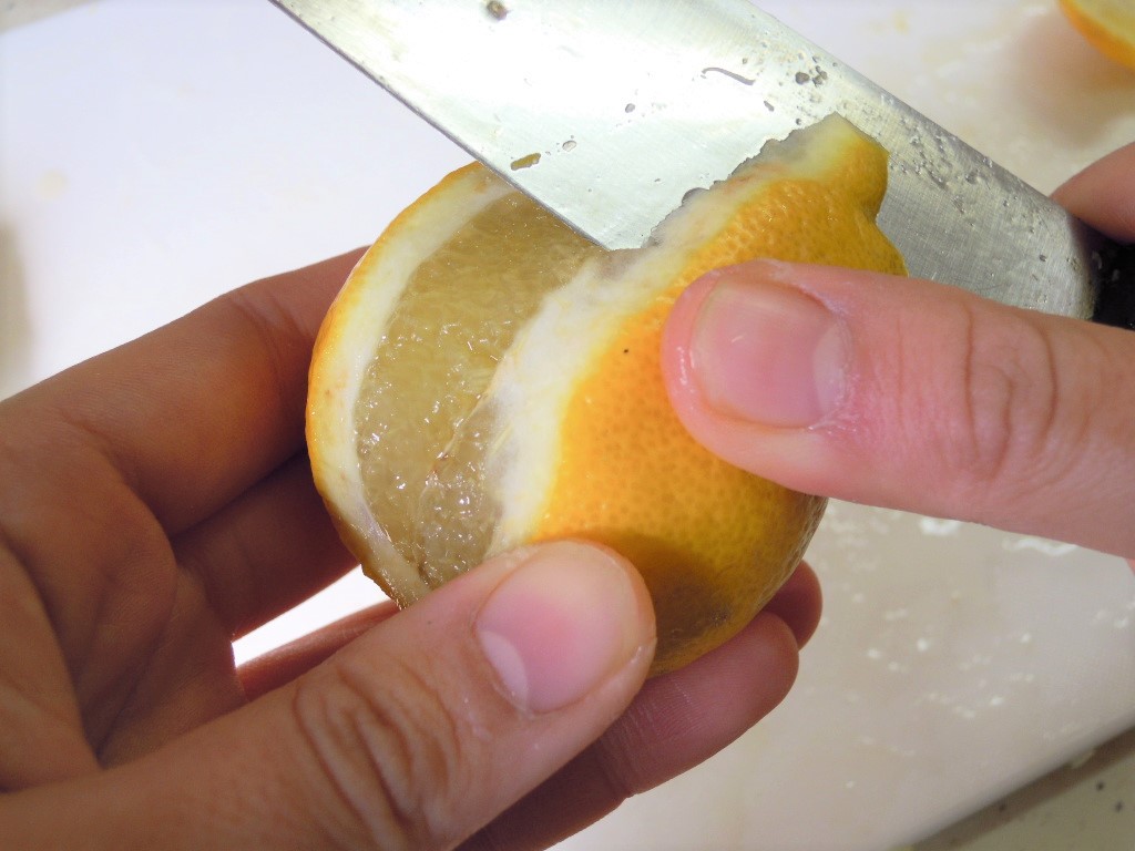 レモンマーマレード　レモンの皮を剥く