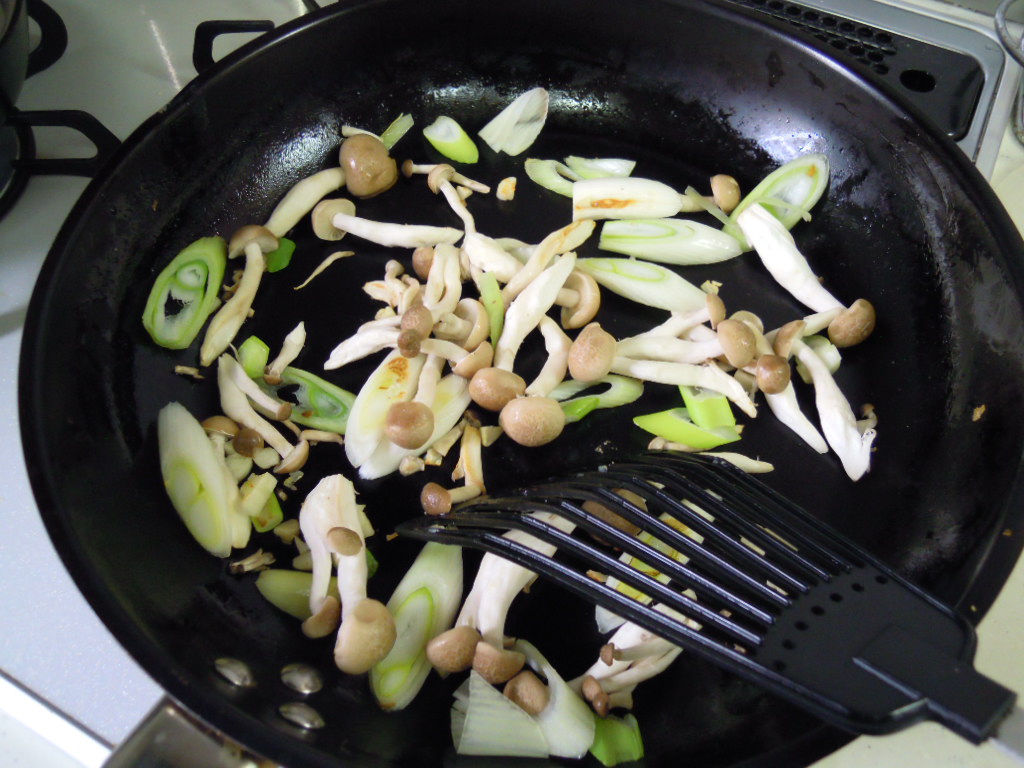 じゃがいものにんにく味噌マヨネーズ炒め　しめじと葱を炒める