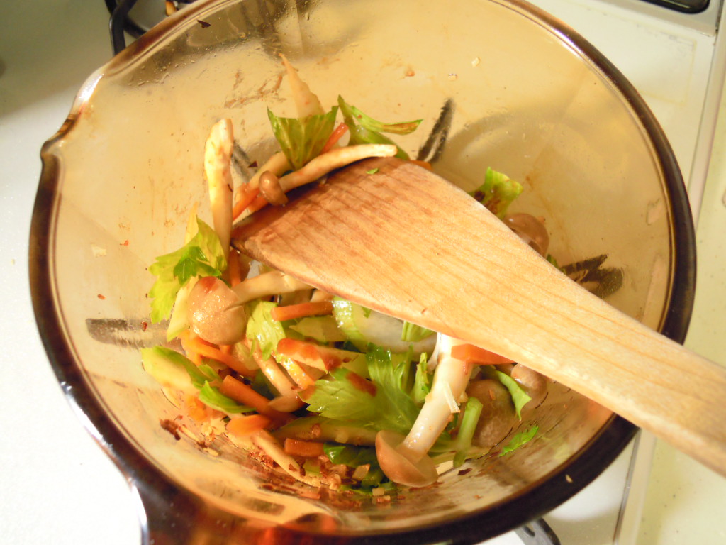 セロリのごま味噌豆乳スープ　野菜を炒める