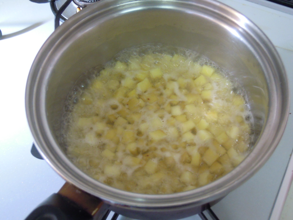 レモン饅頭　芋を煮る
