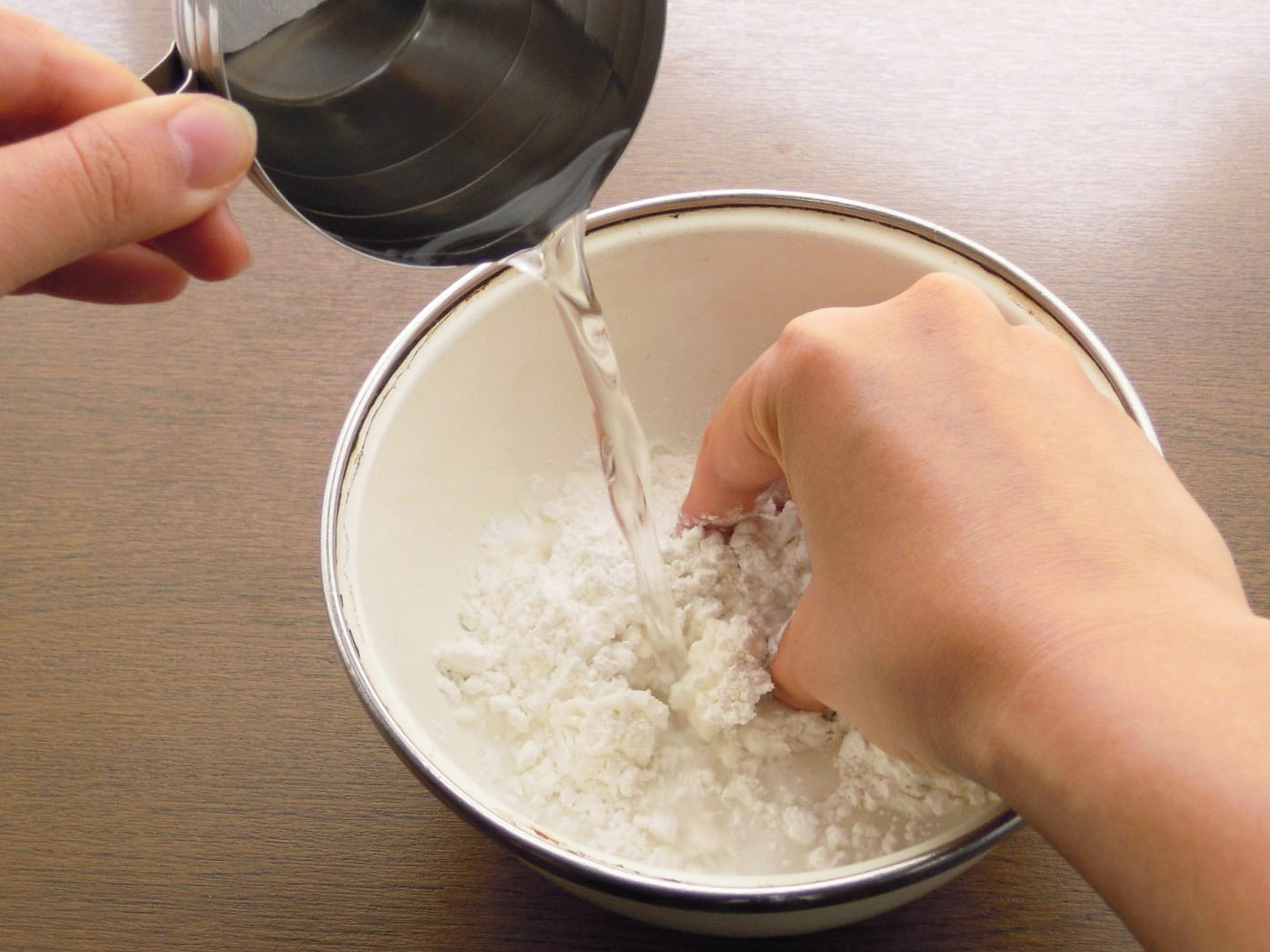 茹でて簡単「基本の白団子」　粉に水を加える