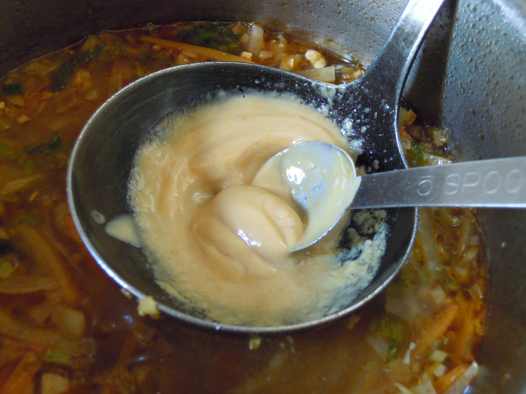 大根の中華風豆乳スープ　練りごまをなじませる