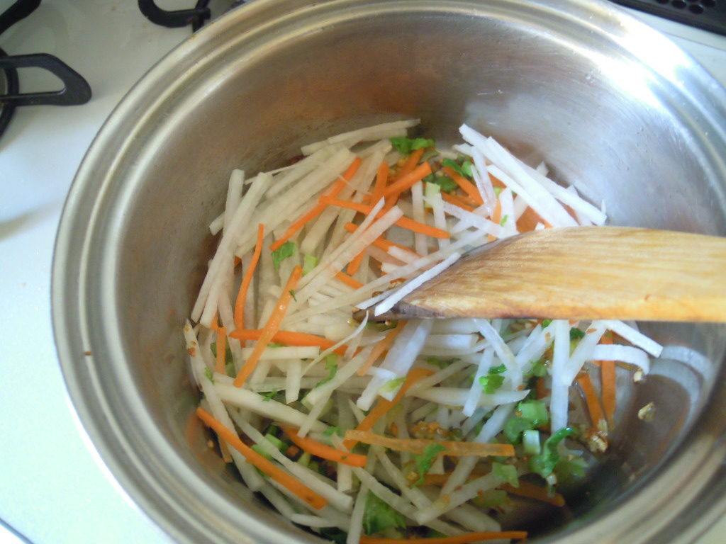 大根の中華風豆乳スープ　野菜を炒める