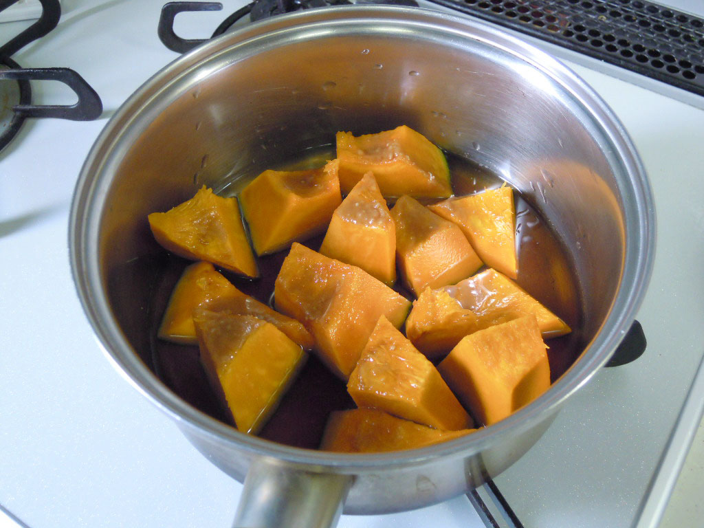 鍋にかぼちゃと調味料を入れる