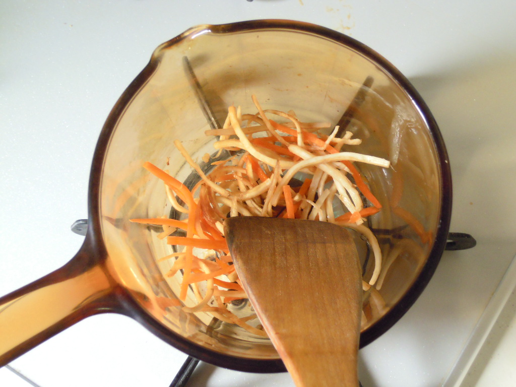 ごぼうともち麦の辛味噌スープ　具を炒める