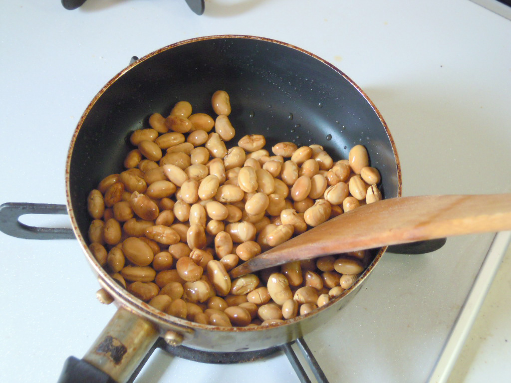 大豆を炒める