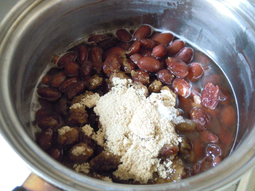 金時豆・白いんげん豆の甘煮　材料を鍋に入れる