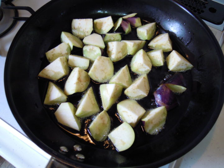 野菜を揚げる