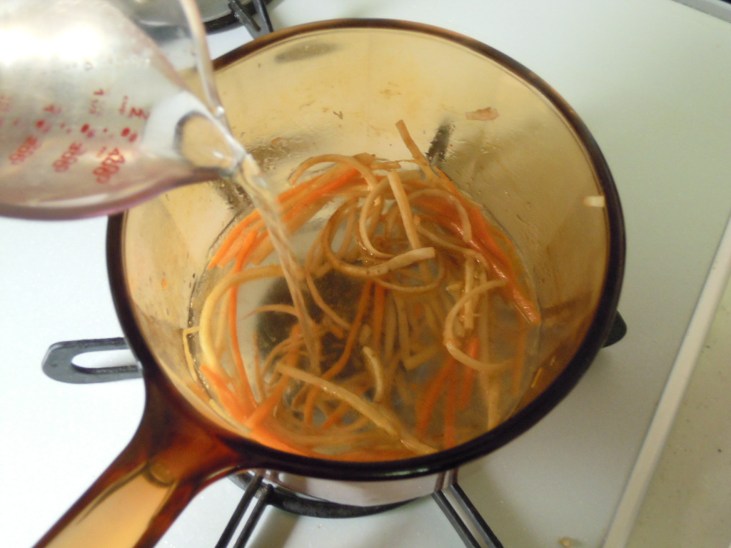 ごぼうともち麦の辛味噌スープ　出汁を入れる